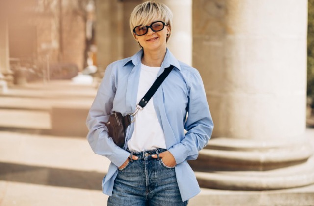 žena s crossbody kabelkou