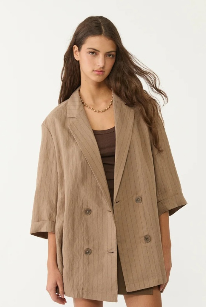 Lehké sako, Stradivarius, 999 Kč

