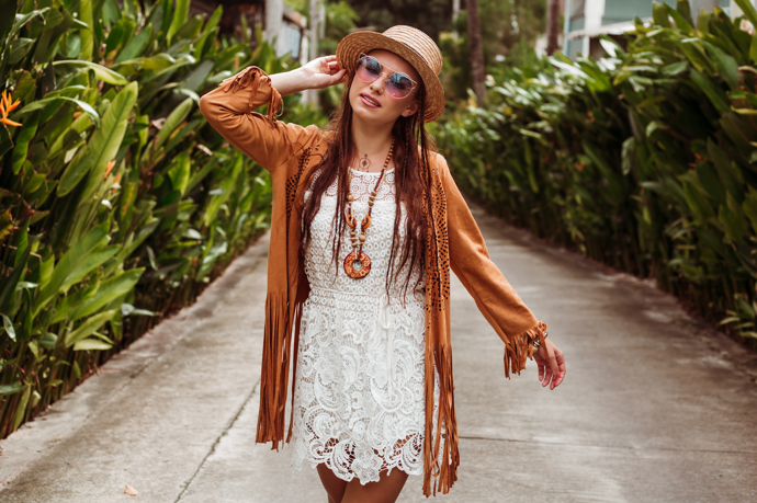 Boho chic šaty s krajkou působí mladistvě a uvolněně. Pokud je doplníte hnědými doplňky, neuděláte chybu. 
