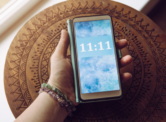 11:11 – Vesmír vám říká „probuď se“

Nejsilnější andělské číslo. Znak duchovního probuzení, naladění na své vyšší já, otevření intuice. Když ho vidíte často, jste na prahu hluboké změny.

12:12 – Důvěřujte cestě a své síle

Čas rovnováhy, harmonie a naplnění. Jste podporováni ve své vizi. Možná se blíží splnění vašeho přání – držte směr.

13:13 – Nezávislost, odvaha, znovuzrození

Andělské povzbuzení: jděte svou cestou, i když není snadná. Čas vás vede k tomu, abyste si stáli za svou pravdou.

14:14 – Dejte věcem nový řád

Potřebujete více struktury, jasnosti nebo plánování. Tento čas vás vede k praktičnosti, ale i tvůrčímu řešení problémů.

15:15 – Nechte odejít staré myšlenky

Tento čas naznačuje osvobození od limitujících přesvědčení. Otevřete se novým možnostem a přestaňte se držet minulosti.

16:16 – Zůstaňte silní navzdory chaosu

Mohou přijít výzvy, ale máte dostatek síly je zvládnout. Udržujte víru, i když se věci zdají být nejasné.

17:17 – Jste v kontaktu s vyšší moudrostí

Vaše intuice se zesiluje. Věnujte pozornost vnitřnímu hlasu – pravděpodobně vám říká víc, než si připouštíte.

18:18 – Materiální a duchovní se spojují

Čas napomíná, abyste spojili duchovní růst s péčí o své tělo, zdraví a zázemí. Rovnováha je klíčem.

19:19 – Vaše úsilí se brzy zúročí

Připravte se na ocenění – ať už v práci, ve vztahu nebo duchovní rovině. Vaše snaha má smysl.
