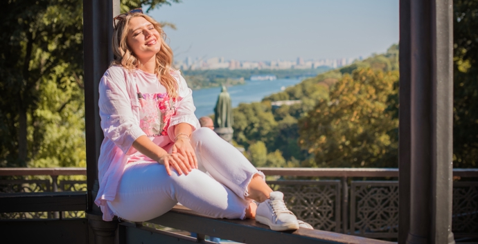 Ani bílá barva není problém. Stačí vybrat kousky, které zalichotí vaší postavě, a současně vsadit na rafinované vrstvení. 
