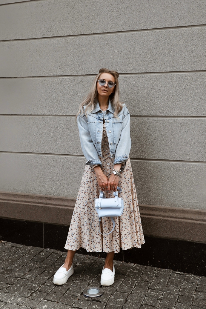 Květované šaty a denimová bunda tvoří jednoduchý a přitom velmi slušivý outfit, který vám dodá mladistvý vzhled. 
