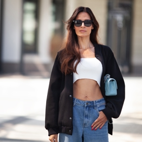Crop topy umí být velice sexy, předpokladem je však dokonale vypracovaná postava a mladistvý vzhled. Ve vyšším věku mohu působit nepatřičně. Pokud je vyměníte za lehké halenky nebo průsvitné topy, budete vypadat skvěle s současně stále sexy. 
