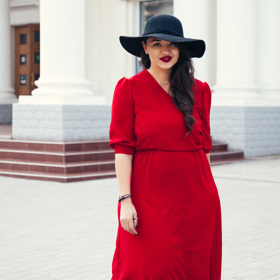 Červené maxi šaty jsou v kombinaci s černými doplňky luxusní volbou. Vypadají elegantně a současně sexy. 
