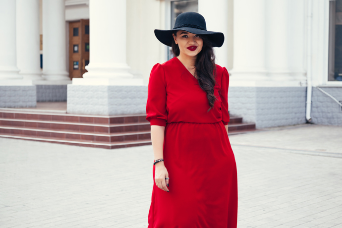 Červené maxi šaty jsou v kombinaci s černými doplňky luxusní volbou. Vypadají elegantně a současně sexy. 
