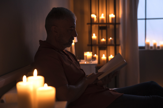 Paní Mariana se musí smířit s velkými životními změnami. Zemřel jí manžel. Muž, kterého milovala a se kterým byla dlouhé roky. Měli společný jazyk, společný smysl pro humor. Jejich syn tátu miloval. Viděl v něm velký vzor a chtěl být jako on.
Paní Mariana se musí smířit s velkými životními změnami. Zemřel jí manžel. Muž, kterého milovala a se kterým byla dlouhé roky. Měli společný jazyk, společný smysl pro humor. Jejich syn tátu miloval. Viděl v něm velký vzor a chtěl být jako on.