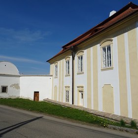 Toto je průčelí zámku. Budova už má krásnou novou fasádu a vůbec nepřipomíná ruinu z minulých let.
Toto je průčelí zámku. Budova už má krásnou novou fasádu a vůbec nepřipomíná ruinu z minulých let.