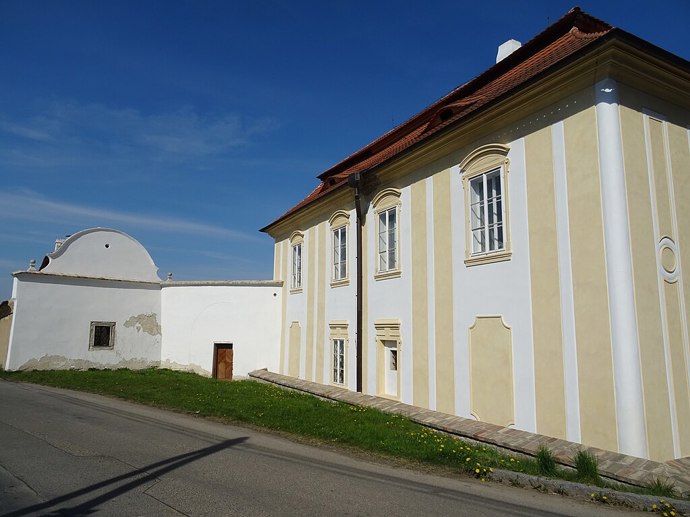 Toto je průčelí zámku. Budova už má krásnou novou fasádu a vůbec nepřipomíná ruinu z minulých let.
Toto je průčelí zámku. Budova už má krásnou novou fasádu a vůbec nepřipomíná ruinu z minulých let.