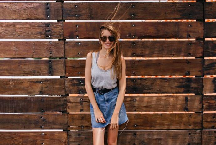Minisukně z denimu bývají opravdu krátké, příliš těsné a velice často působí lacině.
Minisukně z denimu bývají opravdu krátké, příliš těsné a velice často působí lacině.