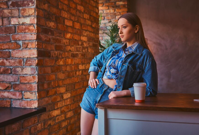 Trend „denim on denim“ se vrátil v plné síle a stylové ženy všech generací jsou důkazem, že v něm lze vypadat skvěle bez ohledu na věk. Klíč tkví v kombinaci správných střihů, odstínů a materiálů.
Trend „denim on denim“ se vrátil v plné síle a stylové ženy všech generací jsou důkazem, že v něm lze vypadat skvěle bez ohledu na věk. Klíč tkví v kombinaci správných střihů, odstínů a materiálů.