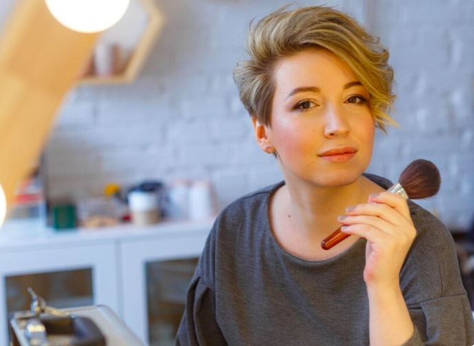 Make-up bez make-upu, známý i jako „no-makeup makeup“, je oblíbený mezi ženami všech věkových kategorií.
Make-up bez make-upu, známý i jako „no-makeup makeup“, je oblíbený mezi ženami všech věkových kategorií.