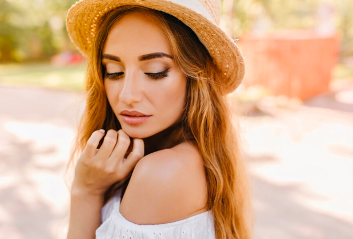 „Nejde o to něco skrýt, ale spíše zvýraznit přednosti, které máme,“ říká známá britská make-up artistka Lisa Eldridge, která líčí herečky jako Keira Knightley nebo Kate Winslet.
„Nejde o to něco skrýt, ale spíše zvýraznit přednosti, které máme,“ říká známá britská make-up artistka Lisa Eldridge, která líčí herečky jako Keira Knightley nebo Kate Winslet.