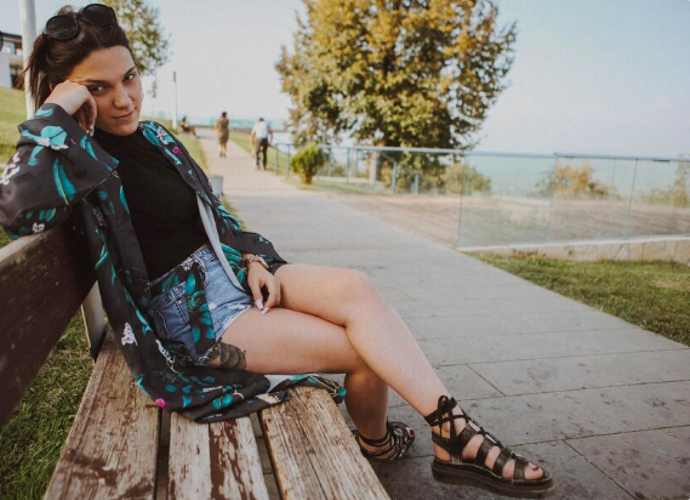 A hlavně volí to, v čem se ony samy cítí dobře. Jejich letní uniformou jsou sladěné košile, elegantních šortky a pohodlné espadrilky.

