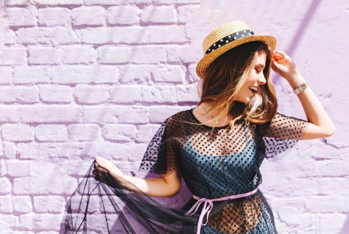 Nejde jen o to, „co se nosí“, ale hlavně o to, co vám sluší, jaký je stanovený dress code a co bude v teplém počasí příjemné. 
