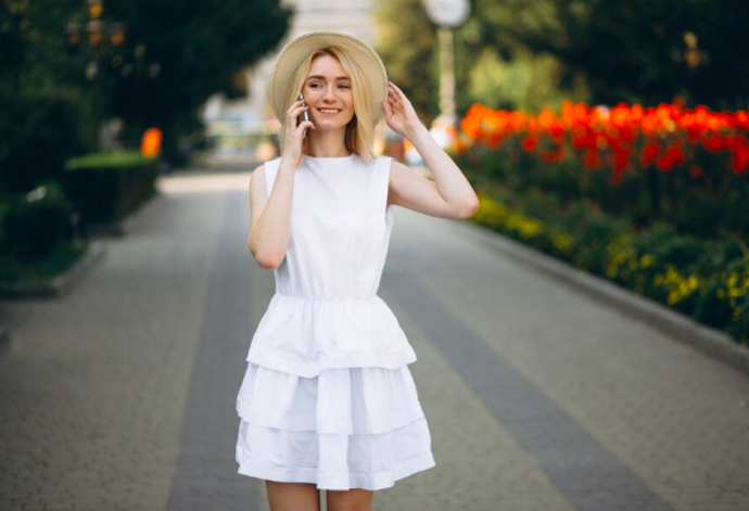 Zejména pokud nejste dvacetiletá družička, ale žena, která má styl, zralost a zároveň si přeje být elegantní, vhodně oblečená a nepůsobit příliš okázale nebo tak, že už by na svatbě vlastně neměla co dělat. Jak tedy zvolit vhodný outfit na letní svatbu, pokud je vám přes padesát?
