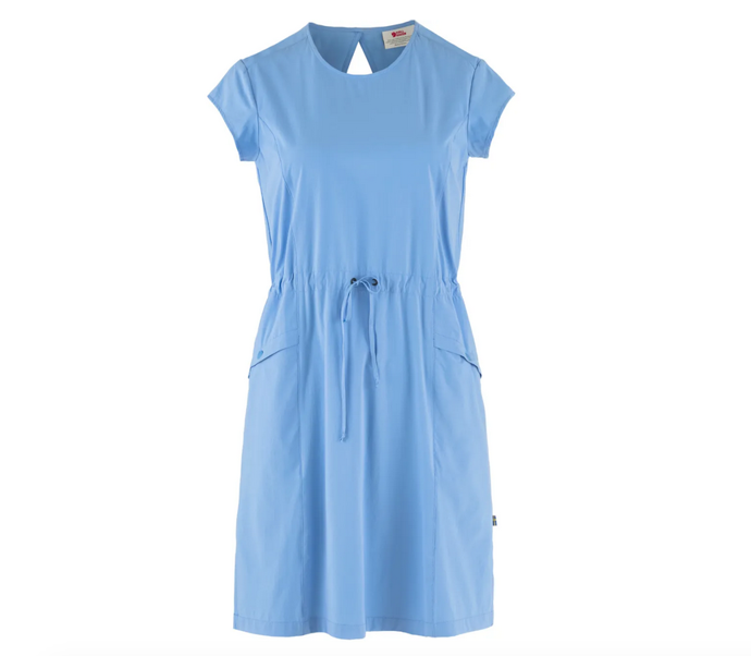 High Coast Lite Dress– z každého centimetru tohoto oblíbeného letního kousku dýchá styl a funkčnost: lehký a chladivý materiál usnadňuje volný pohyb, volný střih umožňuje cirkulaci vzduchu a atraktivně řešená zadní část nabízí ještě lepší větrání. 3190 Kč
