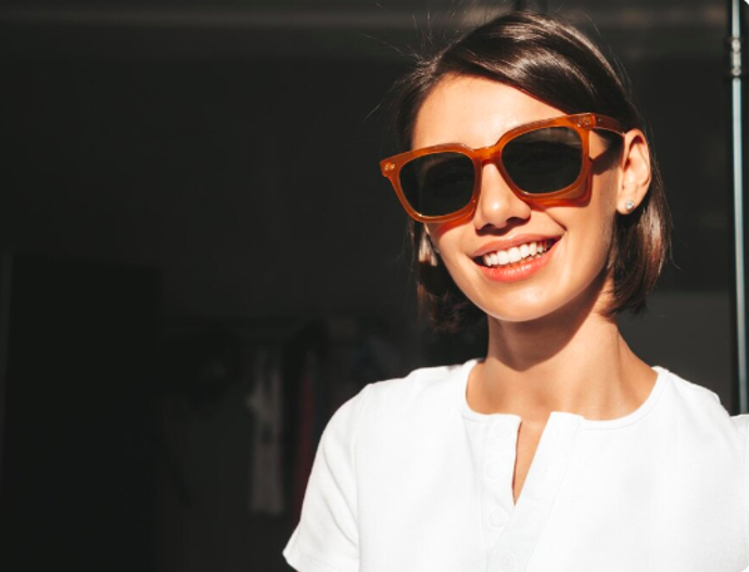 „Brýle jsou jako opalovací krém pro vaše oči. Jen musí fungovat, ne jen dobře vypadat,“ říká americká stylistka a odbornice na doplňky Stacy London, známá z pořadu What Not to Wear. 
