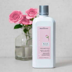 Anti-aging & Vitality posilující kofeinový šampon pro zralé vlasy RŮŽE. Kofein a vřídelní sůl probouzí vlasové kořínky k životu, podporují růst a dodávají vlasům sílu od kořínků až po konečky. Přírodní kreatin pomáhá posilovat vlasy, zlepšuje jejich strukturu a snižuje náchylnost k poškození, zatímco panthenol s glycerinem poskytují vlasům hydrataci a zanechávají je nádherně hebké a pružné. Omlazující extrakt z růže stolisté dodává vitalitu, chrání před stresem vnějšího prostředí a pomáhá zachovat krásu vlasů. 279 Kč
