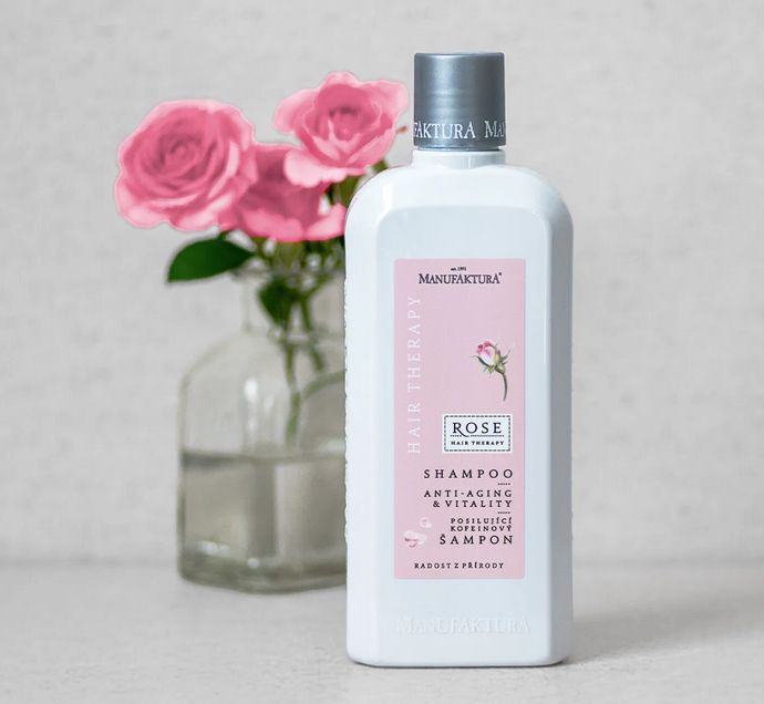 Anti-aging & Vitality posilující kofeinový šampon pro zralé vlasy RŮŽE. Kofein a vřídelní sůl probouzí vlasové kořínky k životu, podporují růst a dodávají vlasům sílu od kořínků až po konečky. Přírodní kreatin pomáhá posilovat vlasy, zlepšuje jejich strukturu a snižuje náchylnost k poškození, zatímco panthenol s glycerinem poskytují vlasům hydrataci a zanechávají je nádherně hebké a pružné. Omlazující extrakt z růže stolisté dodává vitalitu, chrání před stresem vnějšího prostředí a pomáhá zachovat krásu vlasů. 279 Kč
Anti-aging & Vitality posilující kofeinový šampon pro zralé vlasy RŮŽE. Kofein a vřídelní sůl probouzí vlasové kořínky k životu, podporují růst a dodávají vlasům sílu od kořínků až po konečky. Přírodní kreatin pomáhá posilovat vlasy, zlepšuje jejich strukturu a snižuje náchylnost k poškození, zatímco panthenol s glycerinem poskytují vlasům hydrataci a zanechávají je nádherně hebké a pružné. Omlazující extrakt z růže stolisté dodává vitalitu, chrání před stresem vnějšího prostředí a pomáhá zachovat krásu vlasů. 279 Kč