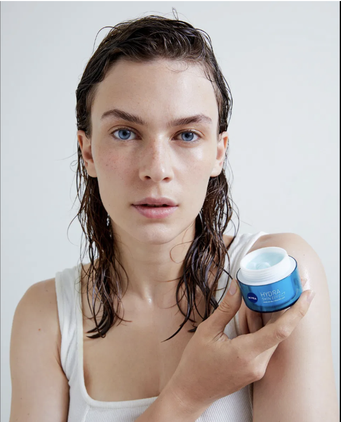 Hydratační pleťový krém NIVEA Hydra Skin Effect, 319 Kč

Tento krém poskytne vaší pleti hloubkovou hydrataci až na 72 hodin. Postará se o to čistá kyselina hyaluronová, která se běžně v naší pleti nachází, ale s přibývajícím věkem jí je méně. Právě proto se vám může vaše pleť zdát unavená a vysušená. Hydratační pleťový krém má navíc lehké gelové složení, díky kterému vám nezůstane na pleti mastný film. 
