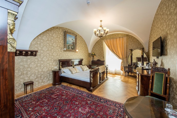 Ubytovat se můžete v jednom z pokojů, které se v zámku nachází. Bude se vám líbit dobový pokoj? Nebo dáte přednost modernímu luxusu? Je to jen na vás.
