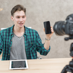 Ten má totiž specifické přání. Marek chce být influencerem. Být takový jako ti, co sleduje na internetu. Bude hrát hry, komentovat to a najde sponzory a spolupráce. Má to vymyšlené.
