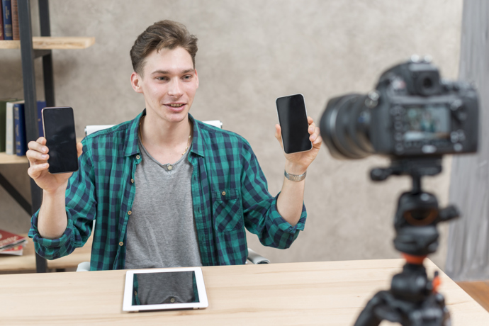 Ten má totiž specifické přání. Marek chce být influencerem. Být takový jako ti, co sleduje na internetu. Bude hrát hry, komentovat to a najde sponzory a spolupráce. Má to vymyšlené.
Ten má totiž specifické přání. Marek chce být influencerem. Být takový jako ti, co sleduje na internetu. Bude hrát hry, komentovat to a najde sponzory a spolupráce. Má to vymyšlené.