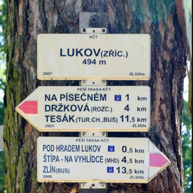 Cyrilometodějská stezka má vlastní značení, modrý čtvereček s bílou postavičkou poutníka. Symbolizuje poutní cestu bez ohledu na víru. Nejde o trasu pro zbožné, ale pro každého, kdo hledá klid, hloubku a cestu, která má smysl.
