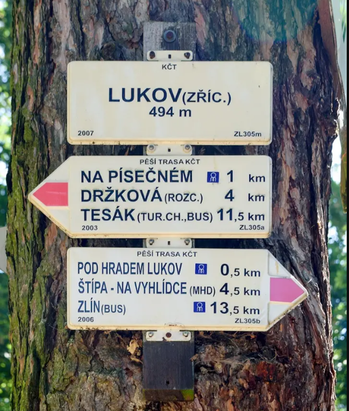 Cyrilometodějská stezka má vlastní značení, modrý čtvereček s bílou postavičkou poutníka. Symbolizuje poutní cestu bez ohledu na víru. Nejde o trasu pro zbožné, ale pro každého, kdo hledá klid, hloubku a cestu, která má smysl.
