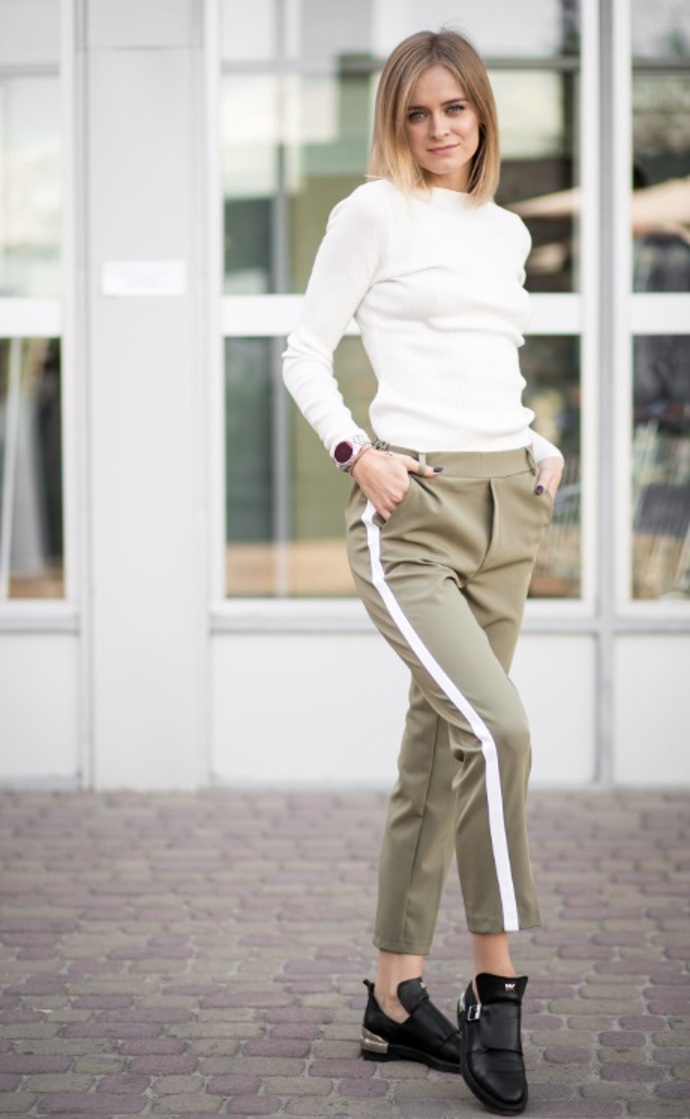 Kalhoty se svislým pruhem po bocích dodají elegantnímu outfitu sportovní a uvolněný vzhled a navíc prodlouží nohy.
Kalhoty se svislým pruhem po bocích dodají elegantnímu outfitu sportovní a uvolněný vzhled a navíc prodlouží nohy.