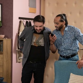 Nekonečný televizní seriál Ulice sleduje dramatické příběhy několika spřátelených rodin žijících v sousedství
