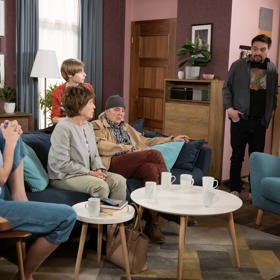 Nekonečný televizní seriál Ulice sleduje dramatické příběhy několika spřátelených rodin žijících v sousedství
