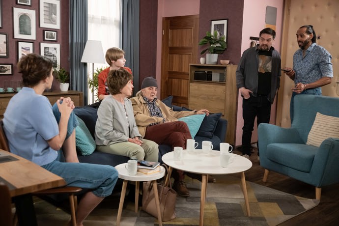 Nekonečný televizní seriál Ulice sleduje dramatické příběhy několika spřátelených rodin žijících v sousedství
