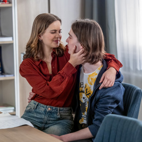 Nekonečný televizní seriál Ulice sleduje dramatické příběhy několika spřátelených rodin žijících v sousedství
