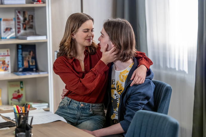 Nekonečný televizní seriál Ulice sleduje dramatické příběhy několika spřátelených rodin žijících v sousedství
