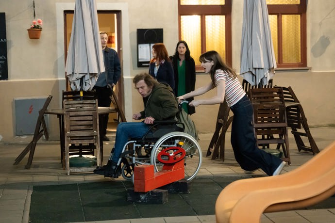 Nekonečný televizní seriál Ulice sleduje dramatické příběhy několika spřátelených rodin žijících v sousedství
