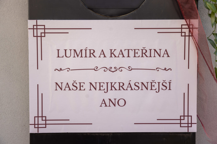 Nekonečný seriál Ulice sleduje dramatické osudy několika spřátelených rodin žijících v sousedství

