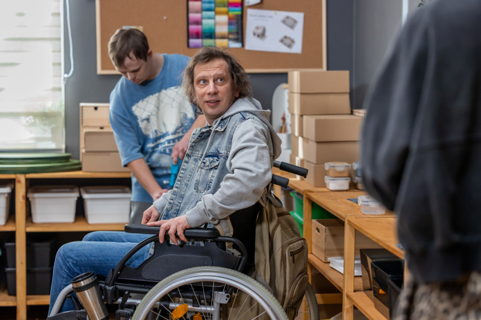 Nekonečný seriál Ulice sleduje dramatické osudy několika spřátelených rodin žijících v sousedství
