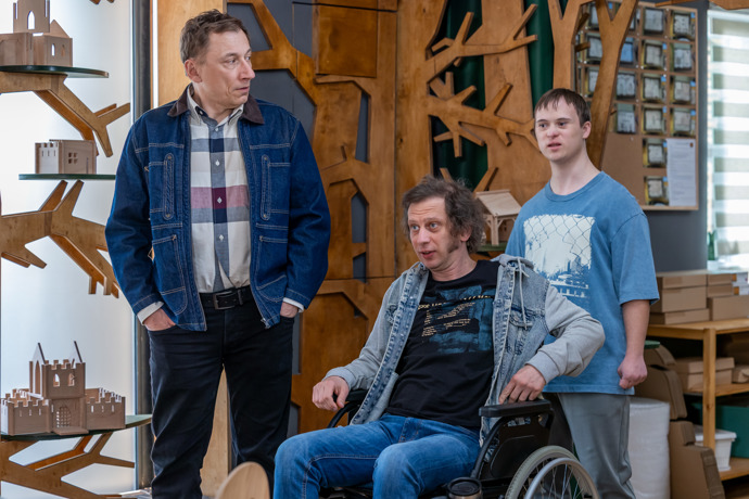 Nekonečný seriál Ulice sleduje dramatické osudy několika spřátelených rodin žijících v sousedství
