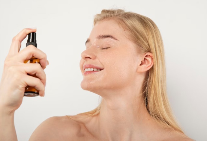 Jemné osvěžení současně zafixuje make-up, který v horkých dnech hůře odolává slunci. 
