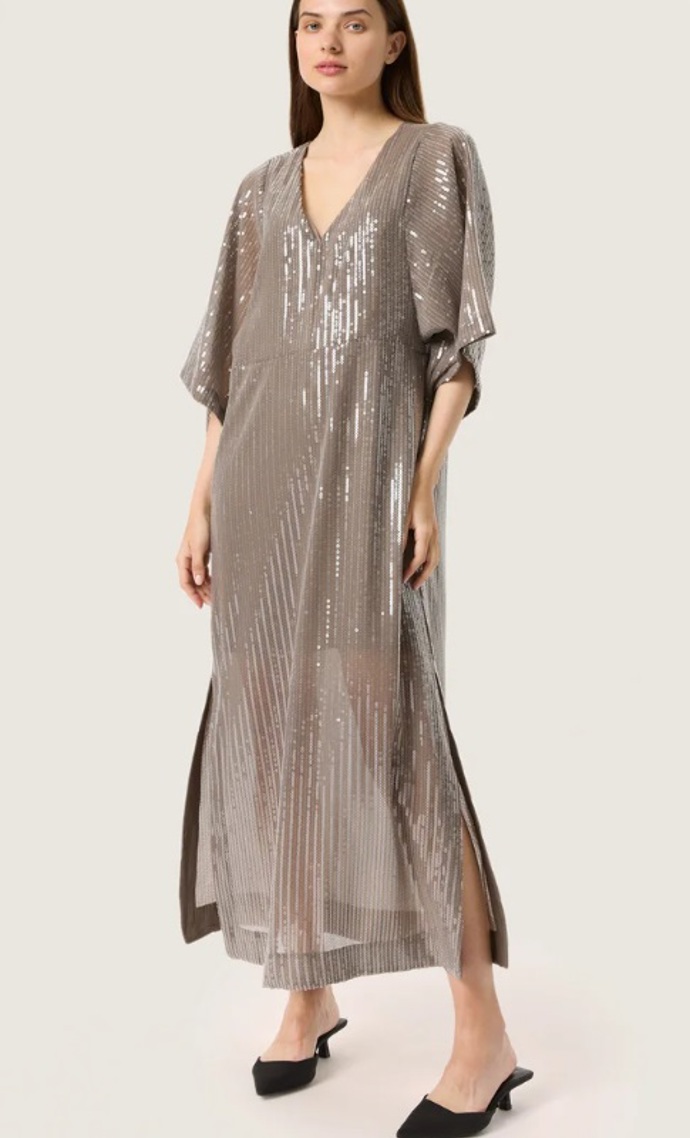 Maxi metalické šaty, Soaked in Luxury, 1 970 Kč
