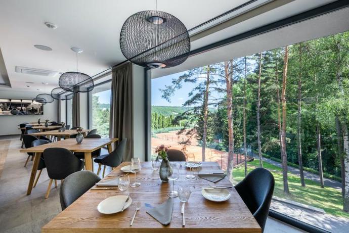 Hotel nabízí dokonalou restauraci kombinující přirozenou eleganci a poctivé kulinářské umění. Znamená dobré místo a jasnou myšlenku. Užijte si rozmanitou evropskou i světovou kuchyni.
