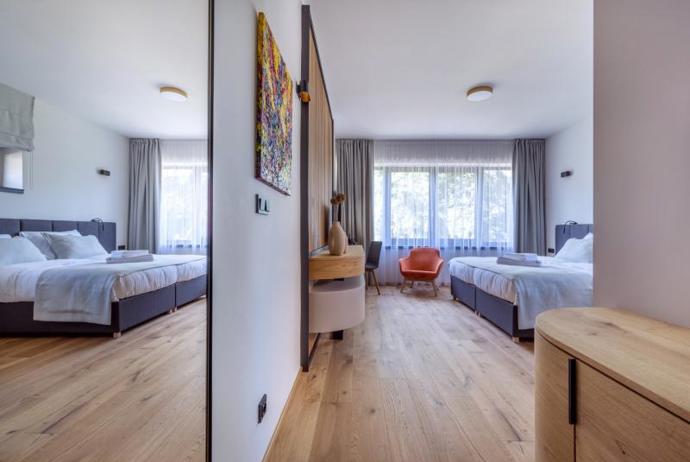 Apartmány a pokoje vám poskytnou dokonalý osobní prostor. Interiér kombinuje různé materiály a originální dekorace. Za velkými okny se otevírá pohled na zahradu. Pro váš odpočinek je zásadní kvalitní spánek, a proto jsou všechny pokoje vybavené pohodlnými postelemi, na kterých se spí jako na obláčku.
