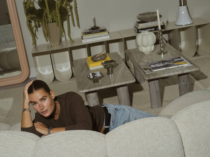 Slavná nizozemská modelka ukazuje, jak může vypadat domov propojující racionální strukturu s jemnou kreativitou. Už od prvního pohledu je jasné, že v tomto prostoru hraje hlavní roli světlo, otevřenost a harmonický kontrast surového, jemného, moderního a zároveň i nostalgického.
