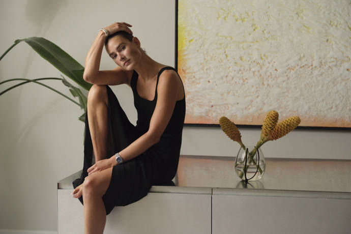 Slavná nizozemská modelka ukazuje, jak může vypadat domov propojující racionální strukturu s jemnou kreativitou. Už od prvního pohledu je jasné, že v tomto prostoru hraje hlavní roli světlo, otevřenost a harmonický kontrast surového, jemného, moderního a zároveň i nostalgického.
