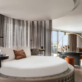V luxusním apartmánu se nachází unikátní kulatá postel velikosti super king, která se otáčí směrem k panoramatu města, a prostorná šatna s nastavitelnými zrcadly odráží akcentové osvětlení apartmá a výhled na historické střechy Edinburghu.
V luxusním apartmánu se nachází unikátní kulatá postel velikosti super king, která se otáčí směrem k panoramatu města, a prostorná šatna s nastavitelnými zrcadly odráží akcentové osvětlení apartmá a výhled na historické střechy Edinburghu.
