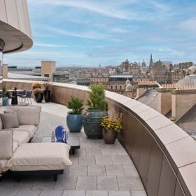 Architekti svůj návrh obhajují jako futuristickou poctu historickému městu. Podle nich měla stavba připomínat pohyb, plynulost a moderní dynamiku Edinburghu, nikoliv známou ikonu z klávesnice.
Architekti svůj návrh obhajují jako futuristickou poctu historickému městu. Podle nich měla stavba připomínat pohyb, plynulost a moderní dynamiku Edinburghu, nikoliv známou ikonu z klávesnice.