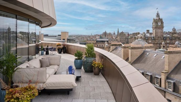 Architekti svůj návrh obhajují jako futuristickou poctu historickému městu. Podle nich měla stavba připomínat pohyb, plynulost a moderní dynamiku Edinburghu, nikoliv známou ikonu z klávesnice. 
