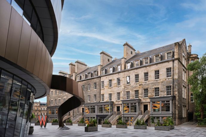 Hotel W Edinburgh je hodně odmítán, protože připomíná svým vzhledem emoji exkrementu. Přesto byl na udílení cen Hotels of the Year Scotland Awards jmenován Skotským hotelem roku 2025.
