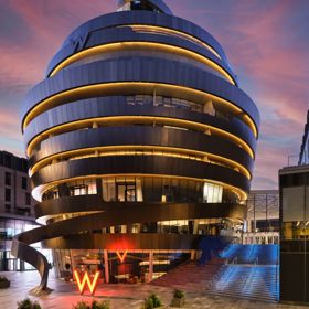 Hotel W Edinburgh je ovinutý ocelovými pásky a jeho profil připomínající hovínko vychází ze zahnutého konce vyčnívajícího nahoře.
Hotel W Edinburgh je ovinutý ocelovými pásky a jeho profil připomínající hovínko vychází ze zahnutého konce vyčnívajícího nahoře.